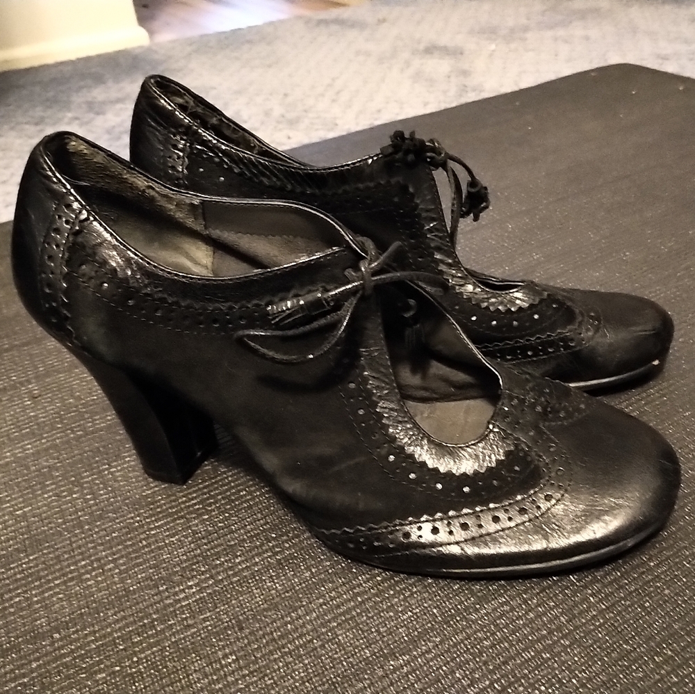 Aerosols 2.5 inch Black Vintage Heels